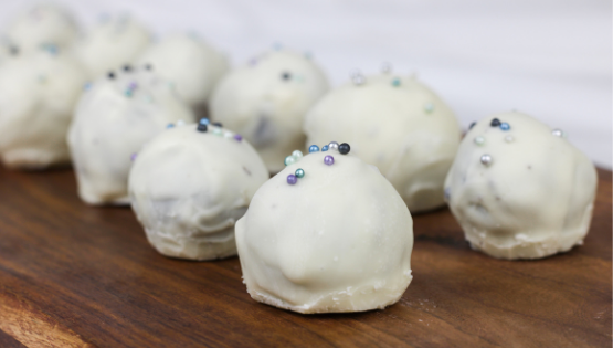 How to make plum cake snowballs?
